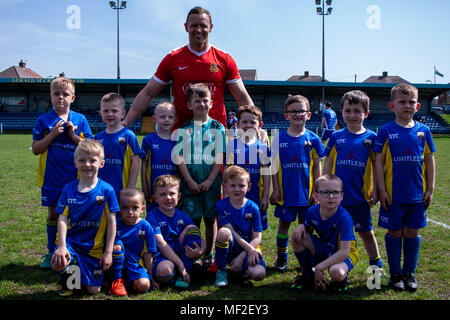 Port Talbot Town Academy u'8s entraîner les équipes avant le coup d'envoi. Port Talbot Town 1-3 Llanelli Ville. 21/4/18. Banque D'Images