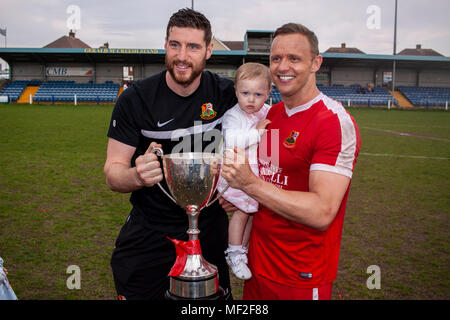 Llanelli Ville célébrer devenir ligue mondiale de la division 1 Champions. Port Talbot Town 1-3 Llanelli Ville. 21/4/18. Banque D'Images