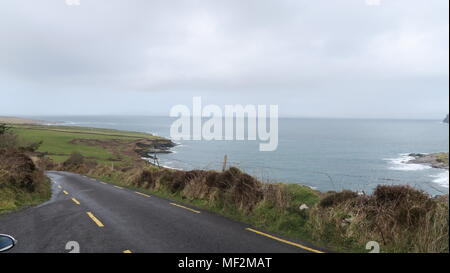 L'Anneau du Kerry. Les visiteurs les plus célèbres d'Irlande l'attraction, l'Anneau du Kerry, est une route panoramique qui entoure l'Iveragh en Irlande. Banque D'Images