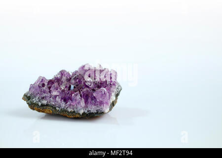 Pierre précieuse Améthyste Précieuse isolé sur fond blanc. Il s'agit d'un violet / purple Variété de quartz souvent utilisé en joaillerie. Banque D'Images