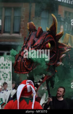 Le dragon attaque ses proies dans la célébration de la journée de Saint George Banque D'Images