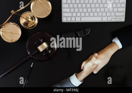 Businessman shaking discuter d'un accord contractuel avec les cabinets d'avocat de la Justice Banque D'Images