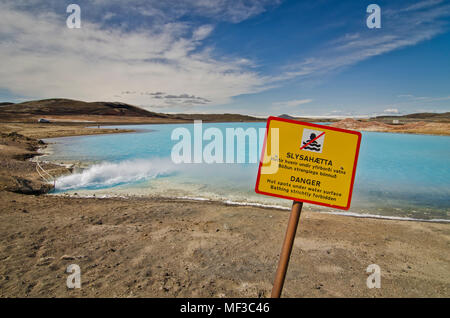 L'Islande, Reykjavik, lac artificiel de Bjarnarflag Power Station, avertissement Banque D'Images