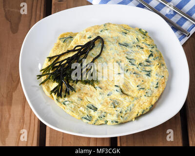 Codium - Velvet horn - Spongeweed cuit en omelette. Algues vertes comestibles dans la famille Codiaceae. Nom binomial : Codium tomentosum. Il y a environ Banque D'Images