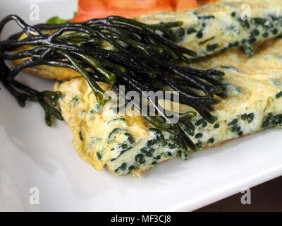 Codium - Velvet horn - Spongeweed cuit en omelette. Algues vertes comestibles dans la famille Codiaceae. Nom binomial : Codium tomentosum. Il y a environ Banque D'Images