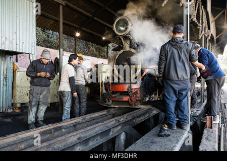 Darjeeling, Inde, le 3 mars 2017 : Remise en état de la célèbre montagne appelée chemin de fer Petit Train Banque D'Images