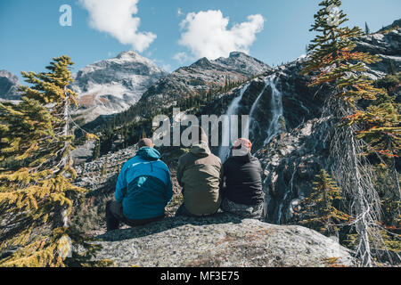 Le Canada, la Colombie-Britannique, le parc national des Glaciers, trois randonneurs se reposant à Sir Donald Trail Banque D'Images