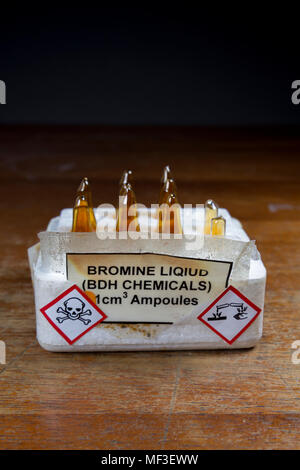 (Ampoules ou flacons) de brome liquide stocké dans un récipient en polystyrène (toxicité aiguë et corrosives étiquettes). Comme utilisé dans une école secondaire/UK Banque D'Images