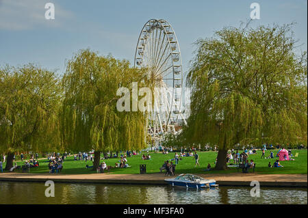 Stratford upon Avon et un bateau à moteur amarré n la rivière Avon avec la grande roue en arrière-plan. Banque D'Images