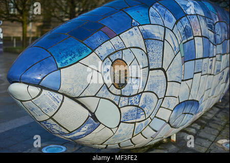 Le gros poisson, le saumon de la connaissance, sur Donegall Quay sur les rives de la rivière Lagan à Belfast a été conçu par John Kindness Banque D'Images