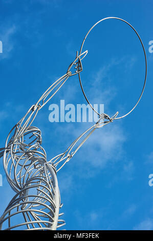 Symbole d'Espoir, Nuala avec le hula ou chose avec l'anneau est une sculpture de métal à la place de l'action de grâce, Belfast a été conçu par Andy Scott Banque D'Images