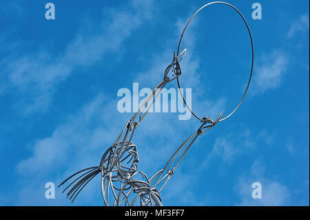 Symbole d'Espoir, Nuala avec le hula ou chose avec l'anneau est une sculpture de métal à la place de l'action de grâce, Belfast a été conçu par Andy Scott Banque D'Images