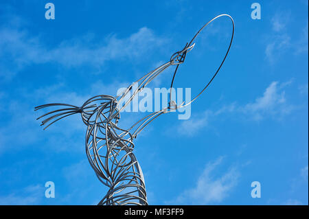 Symbole d'Espoir, Nuala avec le hula ou chose avec l'anneau est une sculpture de métal à la place de l'action de grâce, Belfast a été conçu par Andy Scott Banque D'Images