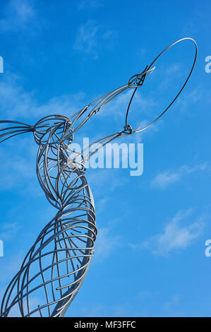 Symbole d'Espoir, Nuala avec le hula ou chose avec l'anneau est une sculpture de métal à la place de l'action de grâce, Belfast a été conçu par Andy Scott Banque D'Images