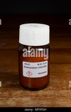 Une bouteille de chlorure d'ammonium utilisé dans une école secondaire/UK. Banque D'Images