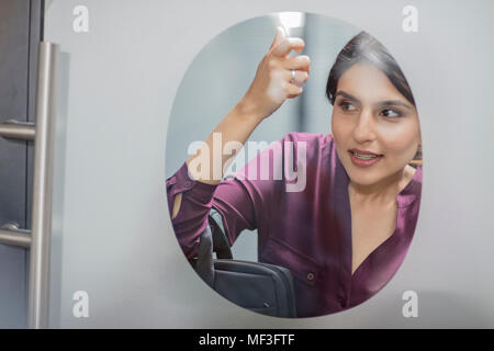 Businesswoman frapper à la porte de verre Banque D'Images
