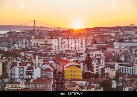 Portugal, Lisbonne, vue de Miradouro da Igreja da Graca, paysage urbain au coucher du soleil Banque D'Images