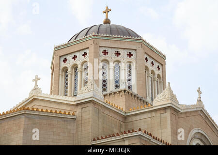 Mitropoli, Cathédrale historique d'Athènes. Ciel nuageux au-dessus de l'église Panagia Annonciation. Banque D'Images