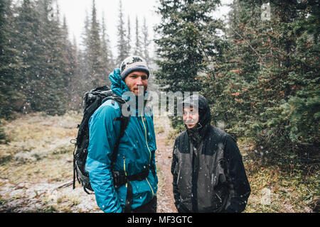 Le Canada, la Colombie-Britannique, le parc national Yoho, portrait of two smiling les randonneurs en neige Banque D'Images