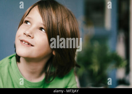Portrait of smiling boy looking up Banque D'Images
