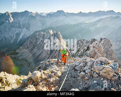 Autriche, Tyrol, Innsbruck, alpiniste à Nordkette via ferrata Banque D'Images