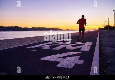 Portugal, Lisbonne, le Tage au coucher du soleil, jogger Banque D'Images