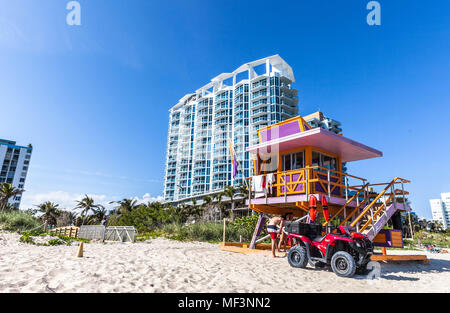 Lifeguard tower colorés, Sunny Isles, Miami Beach, Floride, USA. Banque D'Images