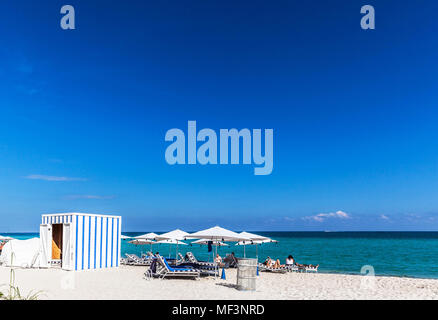 La plage de sable fin, Miami Beach, Miami, Floride, USA. Banque D'Images