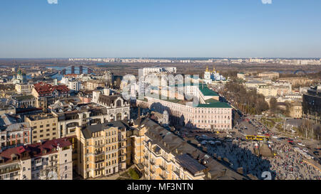 Vue sur les bâtiments modernes dans le centre-ville, l'Église St. Andrew, Podolsky Bridge et la côte gauche de la ville de Kiev, Ukraine Banque D'Images