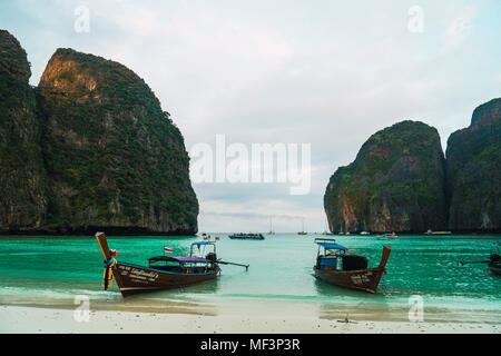 La Thaïlande, les îles Phi Phi, Ko Phi Phi, la location des bateaux à longue queue Banque D'Images