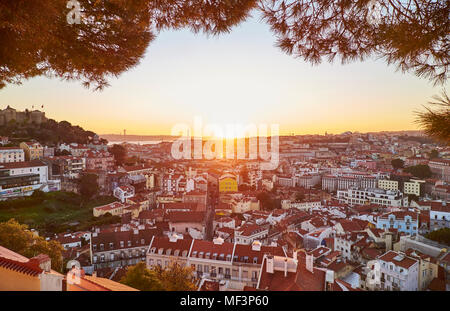 Portugal, Lisbonne, vue de Miradouro da Igreja da Graca, paysage urbain au coucher du soleil Banque D'Images