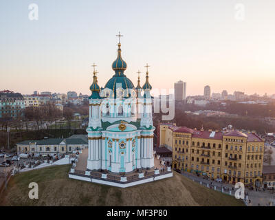 Vue aérienne de Podol et église de St Andrew sur le coucher du soleil dans la ville de Kiev Banque D'Images