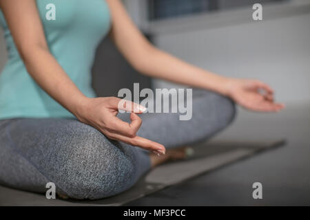 Close-up of woman doing yoga exercice en studio Banque D'Images