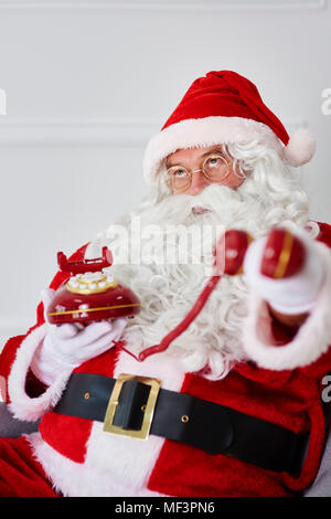 Portrait du Père Noël avec téléphone Banque D'Images