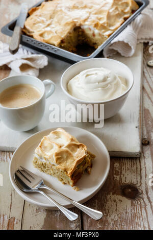 Baiser de rhubarbe Cake au sarrasin et crème Banque D'Images