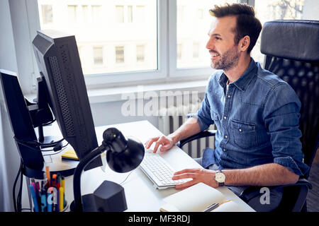 Smiling man working in office Banque D'Images