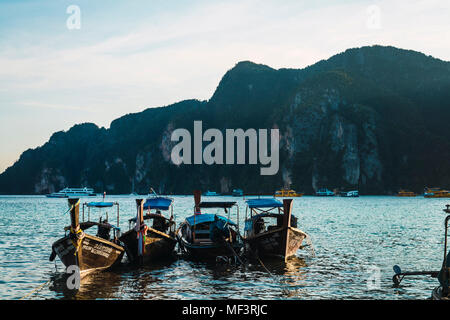 La Thaïlande, les îles Phi Phi, Ko Phi Phi, la location des bateaux à longue queue Banque D'Images