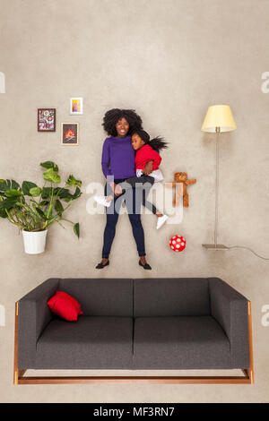 Mère et fille de câlins à la maison Banque D'Images