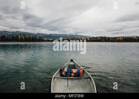 Le Canada, la Colombie-Britannique, Boya Lake, Boya Lake Provincial Park, kanu Banque D'Images