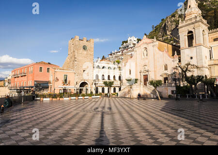 Piazza IX Aprile square, San Giuseppe Eglise et tour de l'horloge à Taormina, Sicile. Banque D'Images