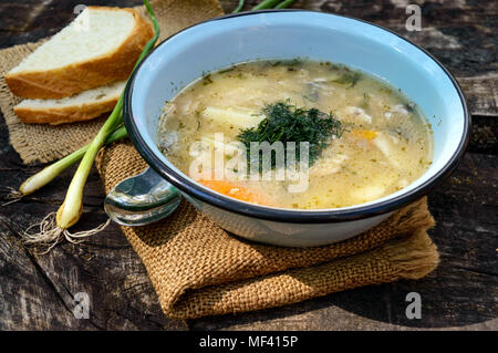 La soupe de poisson cuit à l'extérieur sur une table en bois Banque D'Images