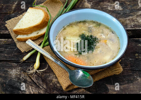 La soupe de poisson cuit à l'extérieur sur une table en bois Banque D'Images