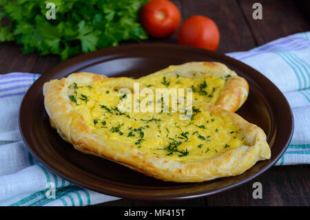 Khachapuri à Adjara (des galettes avec différents matériaux sous la forme d'un bateau) - le plat national de cuisine géorgienne Banque D'Images