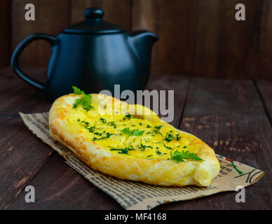 Khachapuri à Adjara (des galettes avec différents matériaux sous la forme d'un bateau) - le plat national de cuisine géorgienne Banque D'Images