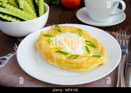 Khachapuri à Adjara (des galettes avec différents matériaux sous la forme d'un bateau) - le plat national de la cuisine géorgienne. Banque D'Images