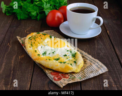 Khachapuri à Adjara (des galettes avec différents matériaux sous la forme d'un bateau) - le plat national de la cuisine géorgienne. Et une tasse de thé Banque D'Images