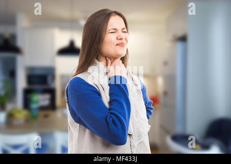 Jeune femme souffrant de gorge comme avaler ache à cause de la grippe à l'intérieur froid concept sur arrière-plan de la salle Banque D'Images