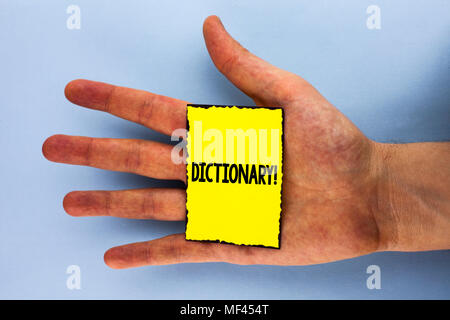 Dictionnaire d'écriture Appel de motivation. L'apprentissage d'une autre signification Concept vocabs et synonymes de livre écrit Yellow Sticky Note Papier placé Banque D'Images