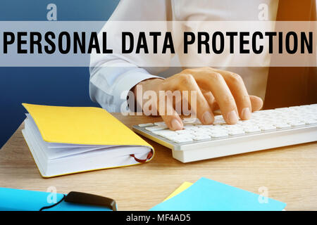 La protection des données à caractère personnel. Manager de la saisie sur un clavier. Banque D'Images