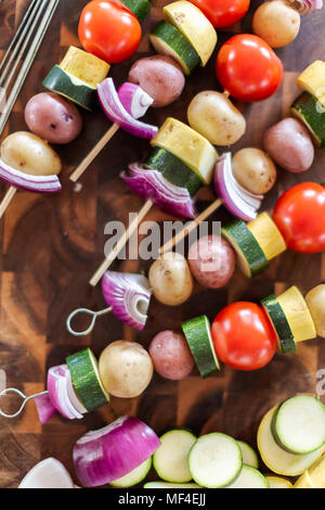 Préparer les brochettes de légumes pour la cuisson en plein air. Banque D'Images